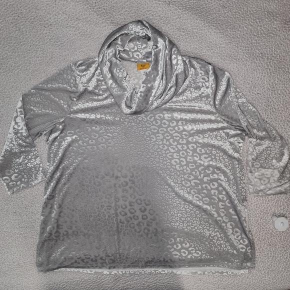 Ruby Ted NWOT Gorgeous Silver Velvet Cheeta Pattern Turtle Neck - Picture 16 of 16